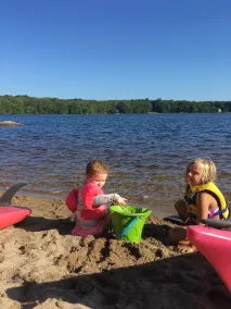 Bord de l'eau avec plage de sable privée - Image 2