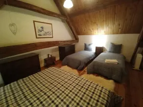 Sleeps 12-14 in beautiful mountain setting. - Image 2