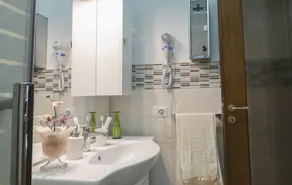 Appartement entièrement équipé avec internet haut débit | Vue ville | Proche de la plage - Image 2