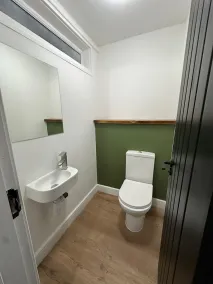 Leeds Cosy but Spacious Retreat With 6 Bedrooms - Image 3