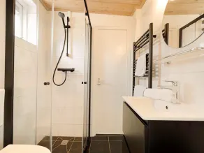Fantastic holiday home near hot tub - Image 2