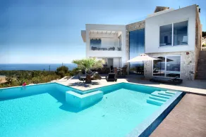 Luxurious new villa with spectacular sea views - Image 5