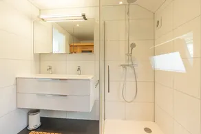 Este chalé está equipado com lareira a gás e sauna de infravermelho. - Image 4