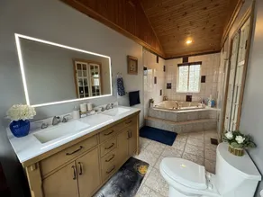 Cottage W LAKE VIEWS, beside waterfront trail and steps from beach - Image 3