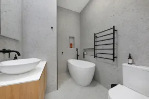 Perfect central location, beautifully renovated home with large garden - Image 4