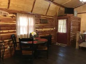 Lovely secluded rustic cabin within waking distance of Rocky Top Winery . - Image 5