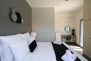 Luxury, functionality and modern aesthetics in the Cycladic landscape - Image 5
