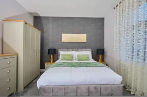 Birch Barn Retreat Spacious 4BR House with FREE Parking Sleeps 6 - Image 4