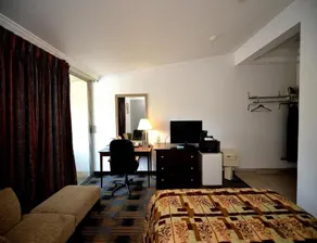 DELUXE ROOM, QUEEN BED - Image 3