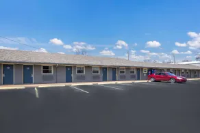 Comfort Meets Affordability in Knights Inn & Suites Salem! Free Breakfast - Image 5