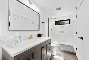 Breezy Chic: Fresh Spring Vibes at The Modern Oak walkable to town! - Image 4
