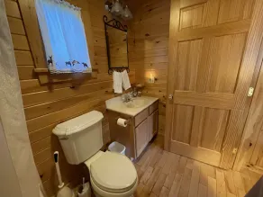 Large 2-Bedroom, 2-Bathroom Cottage in perfect in-town location - Image 3