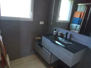 Petite Maison Coquette Entièrement Rénovée à 400m de la Plage - Image 2