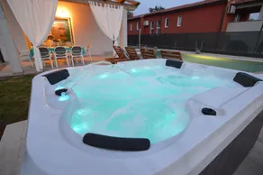 Villa neuve avec piscine et bain à remous à la périphérie de la ville de Poreč - Image 1