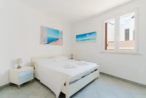 Central Apartment with Air Conditioning and Balcony - Image 5
