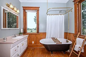 Charming Farmhouse with pool on 10 acres - Image 2