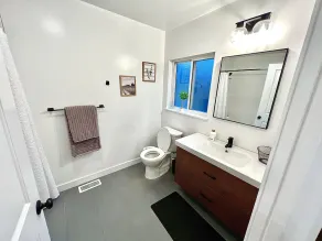 Gem in Milwaukie 2 bedroom - 2 Bathroom -  Huge yard - Image 5