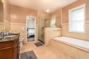Hidden Emerald open floor plan/ Remodeled Apartment - Image 5