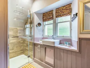 3 bedroom accommodation in Scatwell - Image 2