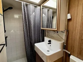 Family-friendly chalet with use of park pool. - Image 2