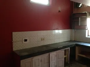Un immeuble résidentiel spacieux de deux étages supportant une salle de bain 3BHK 2 - Image 3