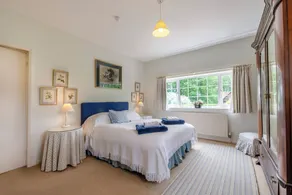 Charming detached cottage in peaceful, rural setting with woodland & ponds - Image 2