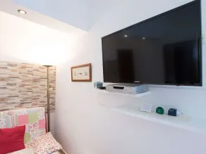 Holiday Apartment With a Private Terrace & Hot Tub, Near the Beach - Image 3
