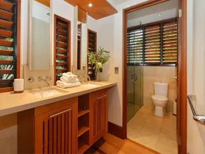 12 Cowrie Street - 4 Bedroom Beachfront House - Image 4