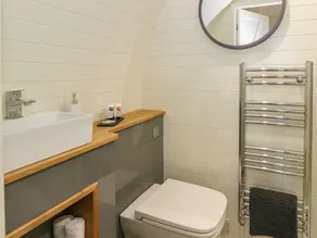 YR ONNEN, romantic, with hot tub in Ruthin - Image 2