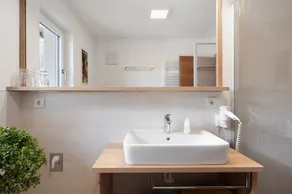 Holiday Apartment 'Pferscher - Apt Kastanienbaum' with Mountain View, Shared Terrace & Wi-Fi - Image 4
