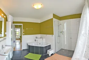 Spacious apartment 110sqm, at SEE, terrace and flower. Panoramic view, lake balcony 26m², south b. 12m² - Image 4