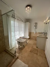 Spectacular Modern Luxury - Prime Hyde Park Bayshore 12 person Spa & Coldplunge - Image 3