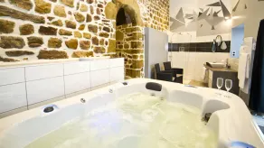 La Cazette: unusual romantic suite with private spa - Image 3