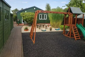 2 bed-Sleeps 4-Private Garden-Free Parking - Image 2