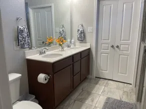 Five ⭐️ Clean!  King ensuite next to Crossroads Park. - Image 4