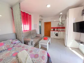 Studio \"Lola\", avec vue sur les montagnes, terrasse privée, climatisation et Wi-Fi. - Image 4