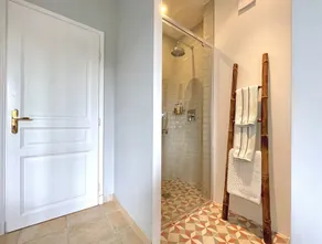 Villa elegantemente ristrutturata con piscina a sfioro riscaldata e vista sul mare su Cannes - Image 5