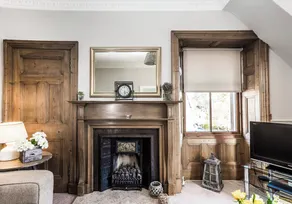 Charming and comfortable apartment, centrally located with easy parking access.  Sleeps 4 - Image 2