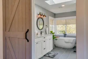 Remodeled cozy farmhouse on a 100 acre hazelnut orchard! - Image 5
