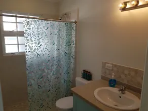 2 minutters gang til strand, nyligt renoveret, 2 soveværelser 2 badeværelser lejlighed # 1 - Image 2