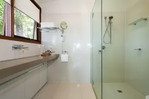 Noosa Luxury Lakehouse 3 Bdrm  (2 bdrm lockoff) - Double spas & wood fire - Image 3