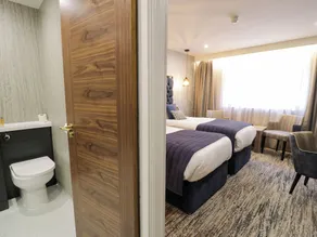 Twin Hotel Room - Image 5