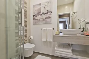 A modern apartment in Cascais Center - Image 3
