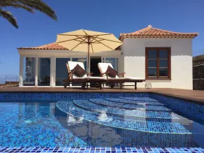Romantische Chill-out-Villa mit Infinitypool und Panorama-Meerblick an der Küste - Image 5
