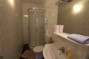 Holiday apartment with balcony and air conditioning - Image 2