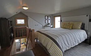 Quaint cottage intimately set on the rocky coast overlooking Casco Bay - Image 5