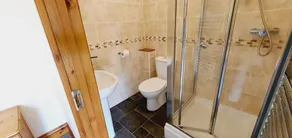 Luxury barn conversion sleeping 16 with hot tub and ensuite bedrooms - Image 3