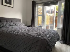 Stylish Modern 1 Bedroom Flat With Patio Garden & Parking - Image 5