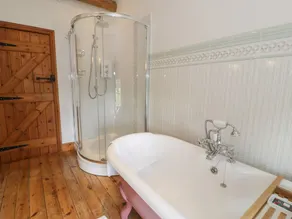 YSTRAD BACH, family friendly, luxury holiday cottage in Denbigh - Image 4