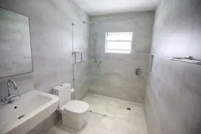 Modern 3 bedroom with pool, 5 minute walk to beach - Image 3